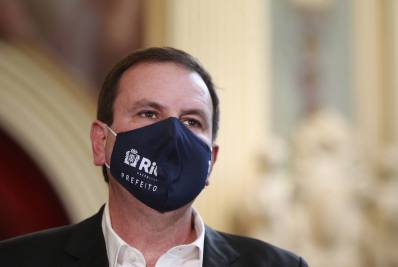 Após votação na Câmara, Paes chama filho de Bolsonaro de 'comunista'