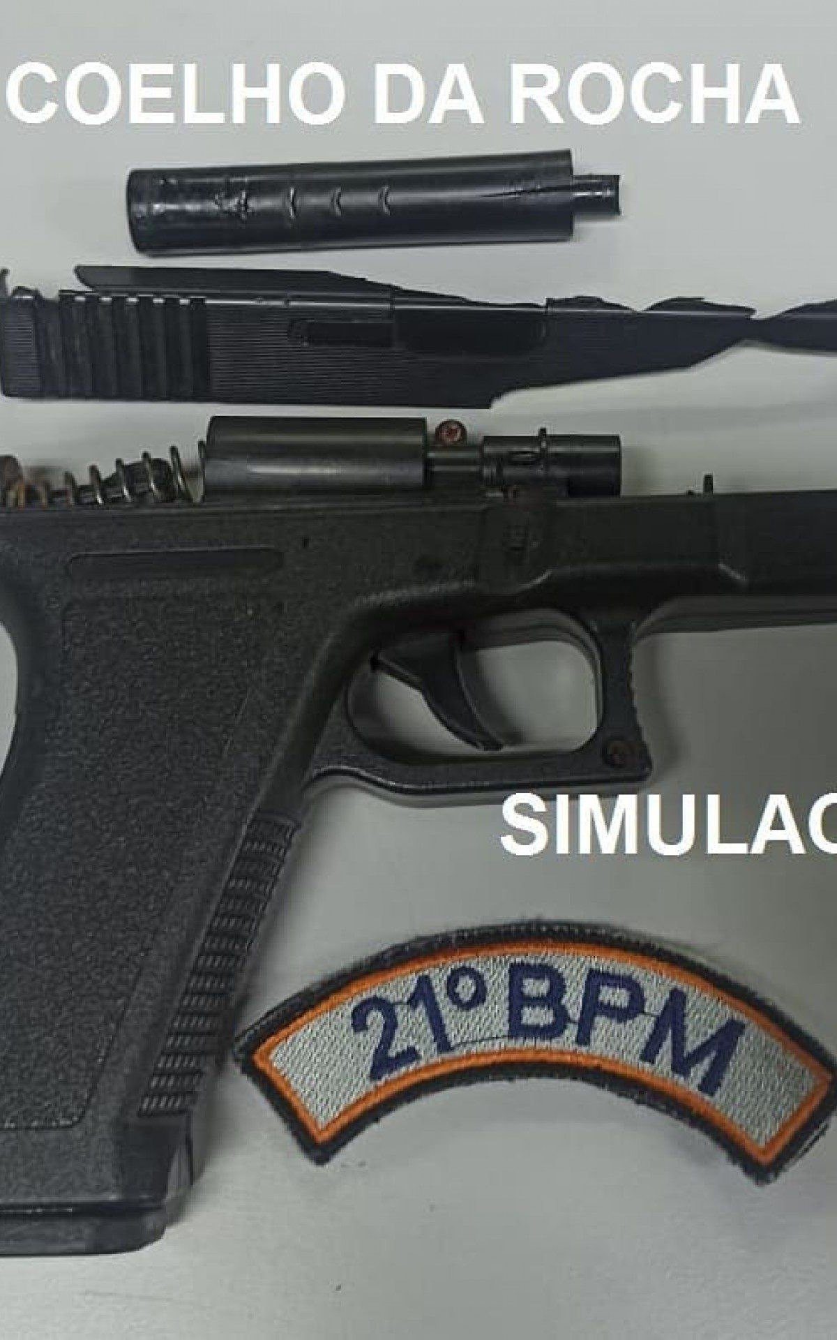 Na abordagem policial, foi encontrado com os acusados um simulacro de pistola