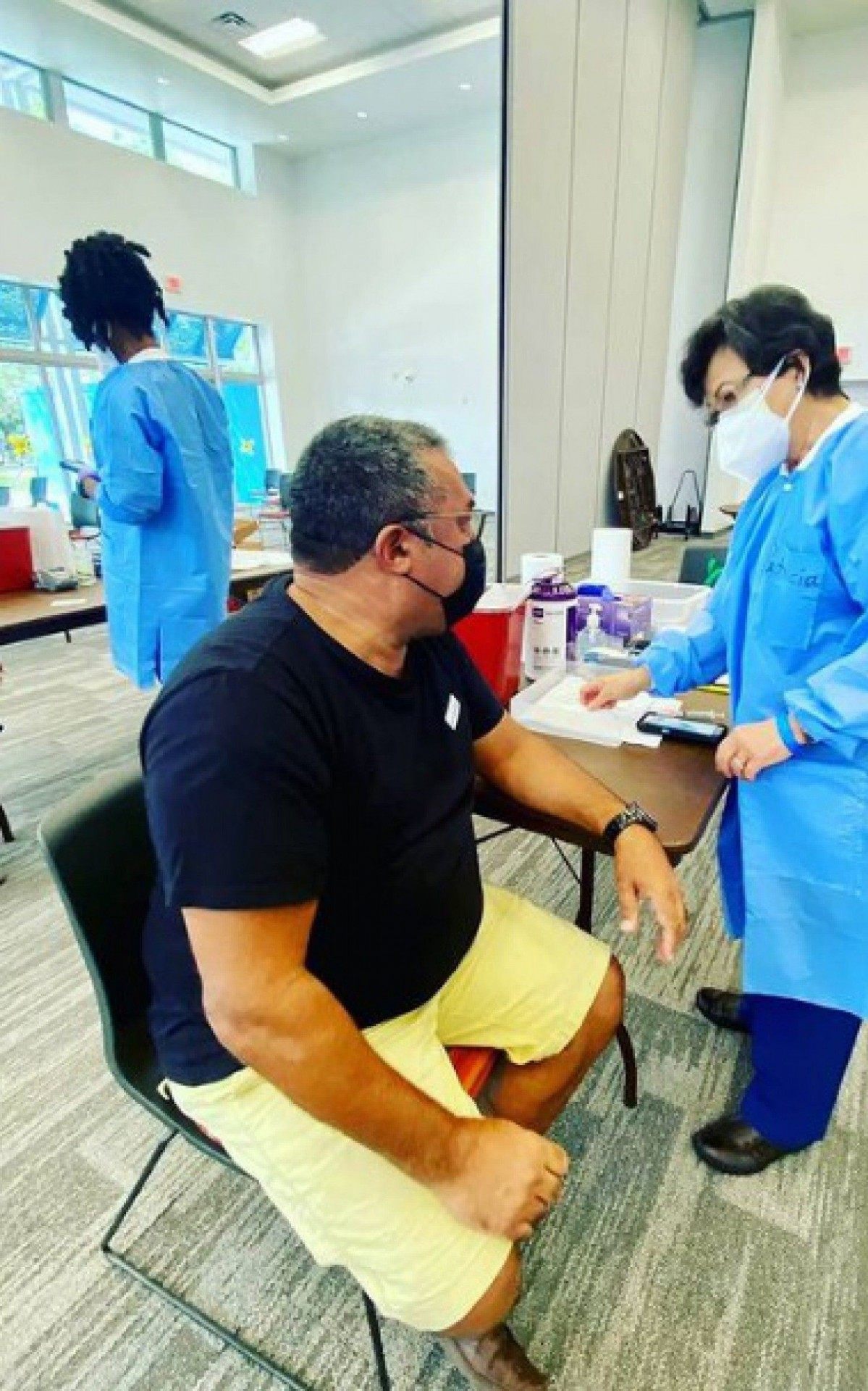 Mauro Machado, pai da Anitta, se vacina contra a Covid-19