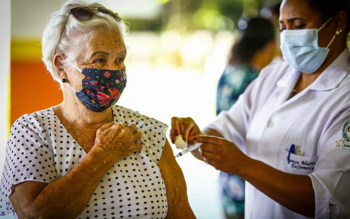 Alceny Abreu foi vacinada no Ciep Municipalizado Casemiro Meirelles e se surpreendeu com a rapidez