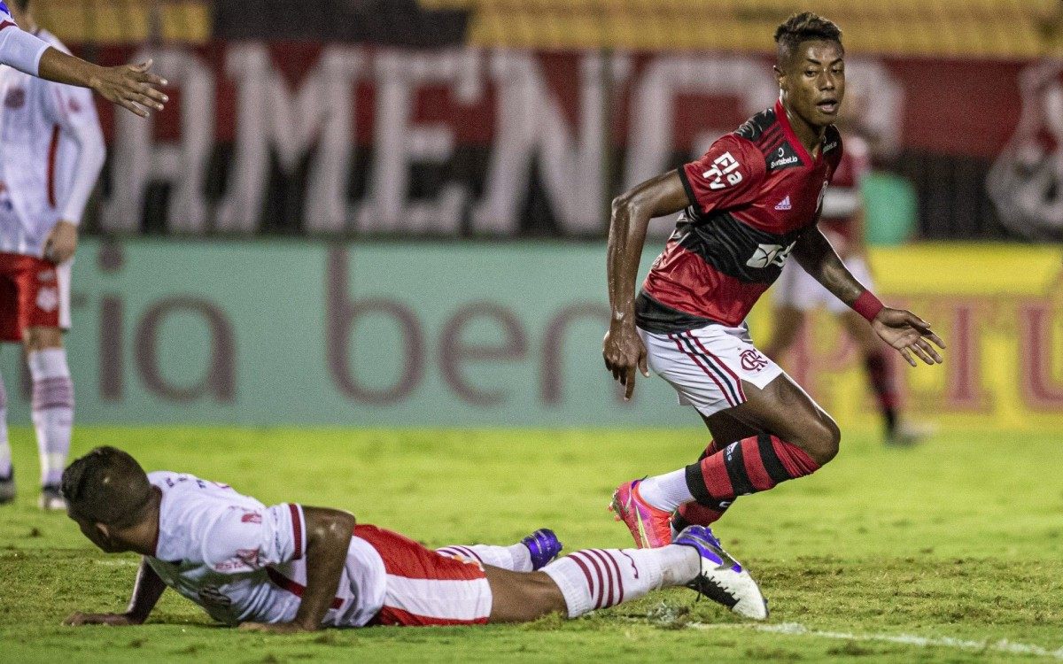 Com o zagueiro no ch&Atilde;&pound;o, Bruno Henrique corre para festejar o gol sobre o Bangu
