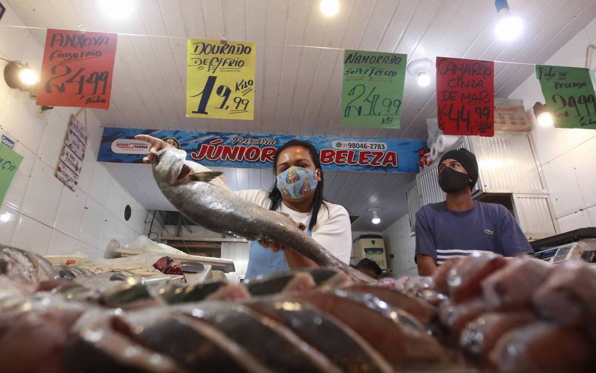 Tatiana Alves, gerente da peixaria J&uacute;nior Beleza no Mercado de Peixe S&atilde;o Pedro, avalia que as vendas aumentaram neste ano