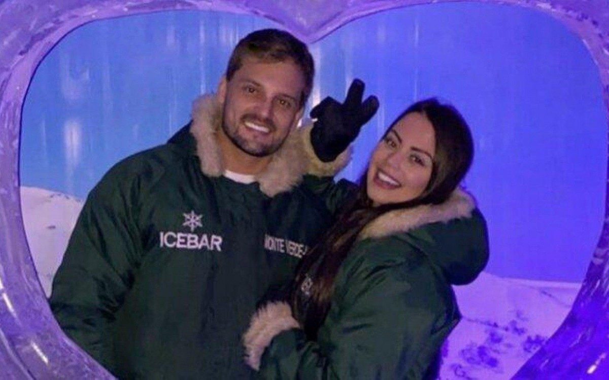 Vict&oacute;ria Villarim e o noivo Paulo Rapuano,