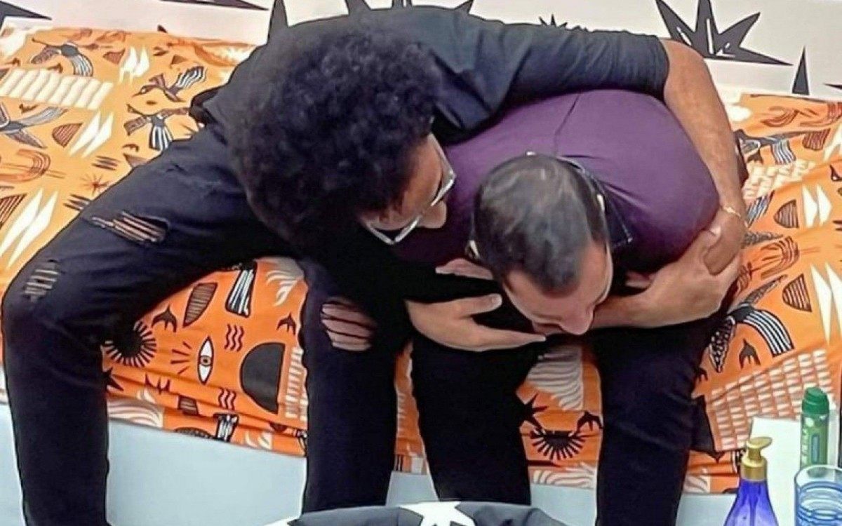 Jo&atilde;o consola Gilberto 