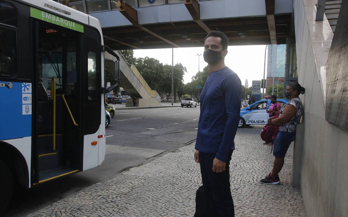 Geral - Usuarios enfrentam problemas com os onibus na cidade do Rio na manha de hoje. Na foto, Rodrigo Macedo. Esperava transporte na Cidade Nova, centro do Rio.