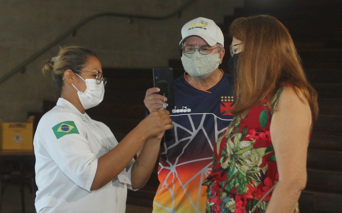 Primeiro dia de vacina&ccedil;&atilde;o na Cidade das Artes.Na foto, movimenta&ccedil;&atilde;o de pessoas para vacinar.