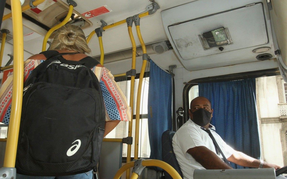 Os riscos que trabalhadores correm. Na foto, o motorista de &ocirc;nibus