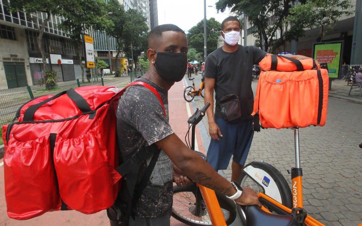Profiss&otilde;es com grande risco de contamina&ccedil;&atilde;o e que mereceriam ser prioridade na vacina&ccedil;&atilde;o. Na foto, Esq.p dir. Luiz Paulo Nascimento e Rafael de Oliveira. - Estefan Radovicz / Agencia O Dia