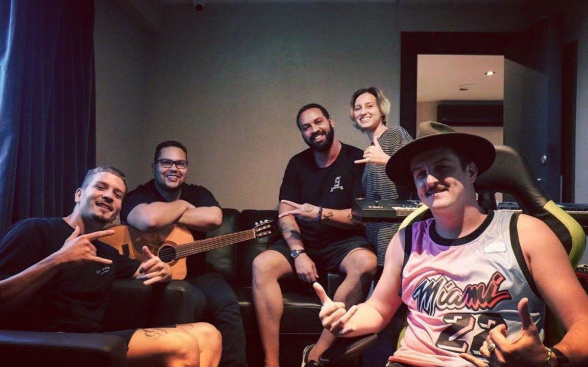 Rodrigo Mendes, Lucas Mendon&ccedil;a e Jonny Green (de chap&eacute;u) com a artista Garjio e o cantor Fiorini (E)
