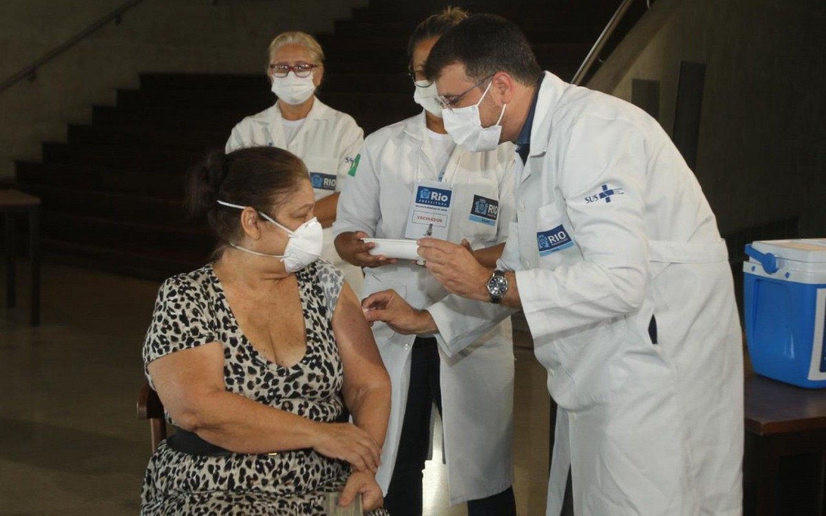 Secretário Municipal de Saúde do Rio, Daniel Soranz, vacina idosa na Cidade das Artes, na Barra da Tijuca - Estefan Radovicz