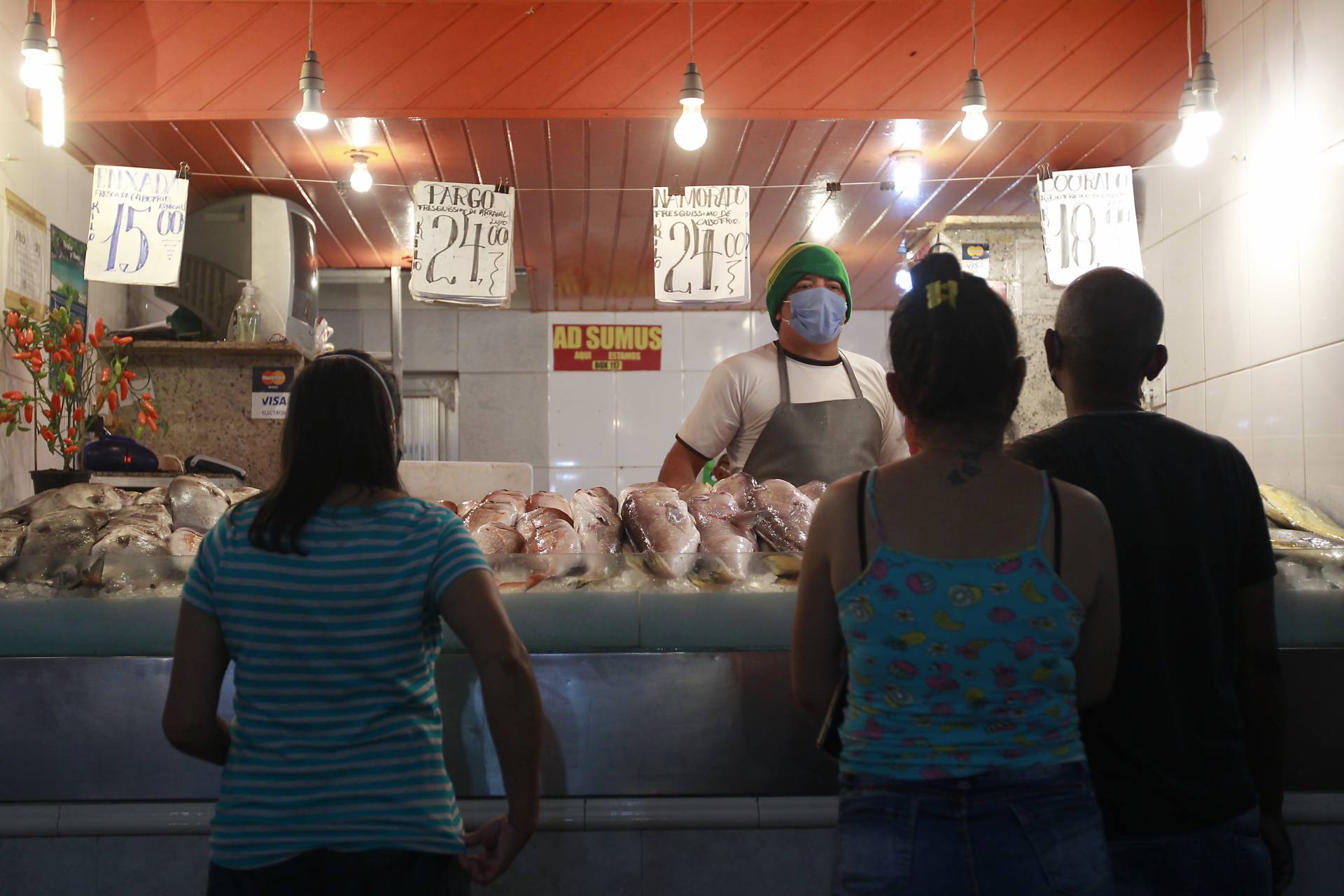 Movimento no Mercado de Peixes S&atilde;o Pedro, em Niter&oacute;i, na Regi&atilde;o Metropolitana, nesta quarta-feira - Luciano Belford/Ag&ecirc;ncia O Dia