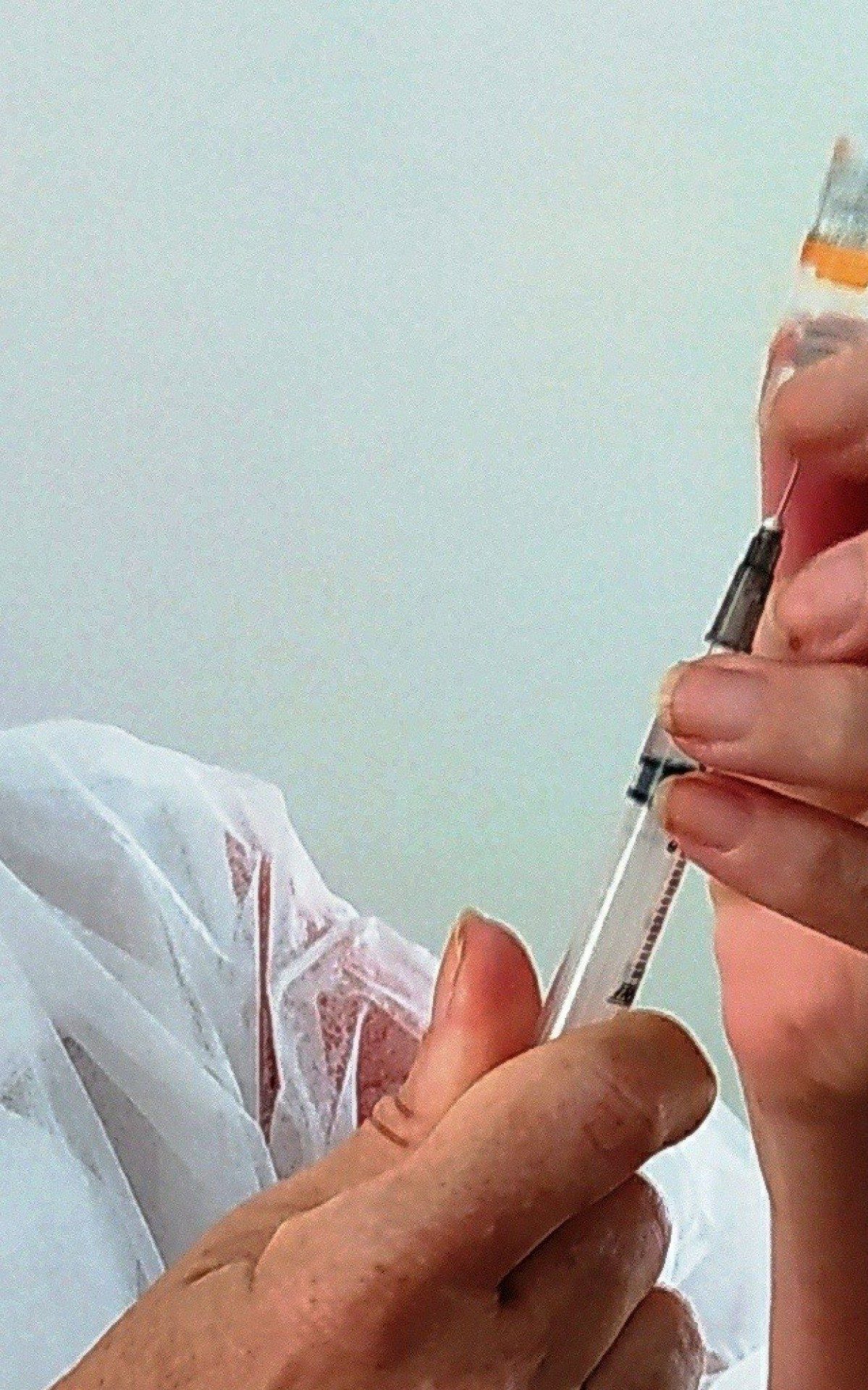 Profissionais da sa&uacute;de atuantes, com 40 anos ou mais, come&ccedil;am a ser vacinados contra a Covid-19.