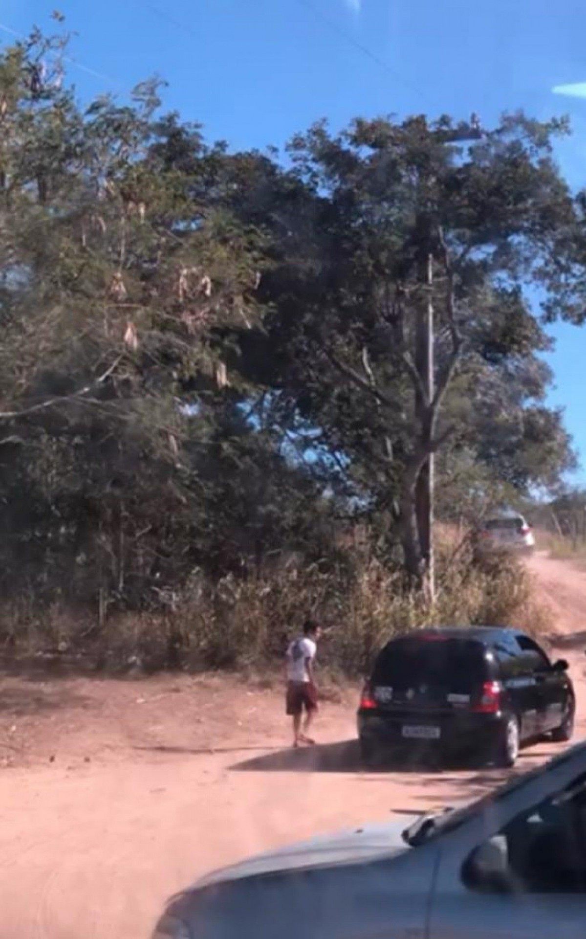 Duas mulheres foram flagradas cobrando ped&aacute;gio em estrada de terra por Iguaba para fugir da barreira sanit&aacute;ria 
