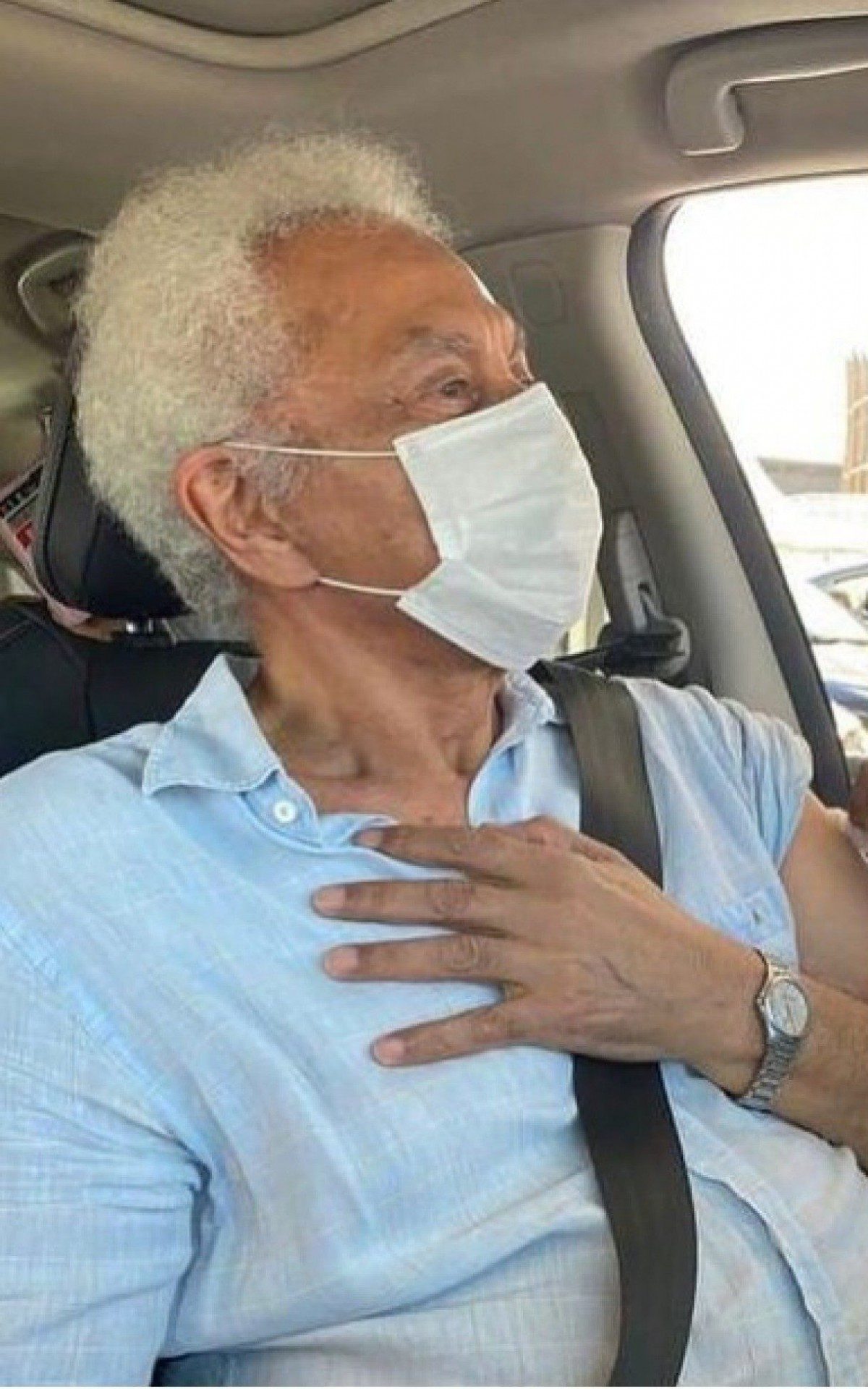 Paulinho da Viola toma a segunda dose da vacina contra a Covid-19