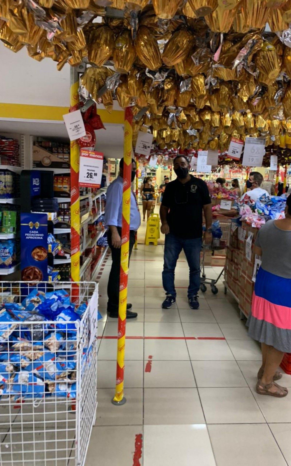 Prefeitura fiscaliza aglomeração em filas de estabelecimentos comerciais em VR - Divulgação
