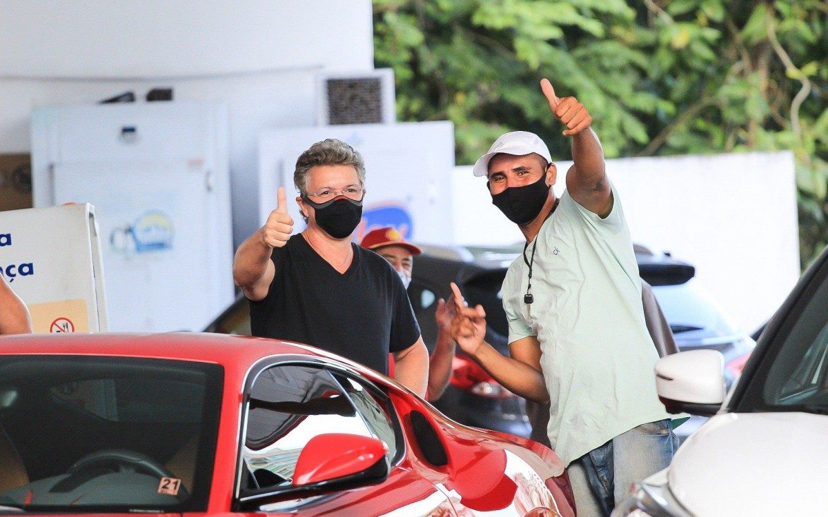 Boninho chama a aten&ccedil;&atilde;o em posto de gasolina com sua Ferrari