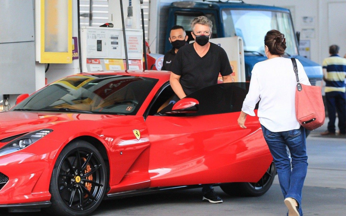 Boninho chama a aten&ccedil;&atilde;o em posto de gasolina com sua Ferrari