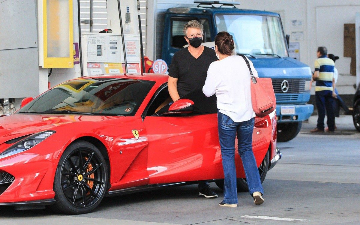 Boninho chama a atenção em posto de gasolina com sua Ferrari