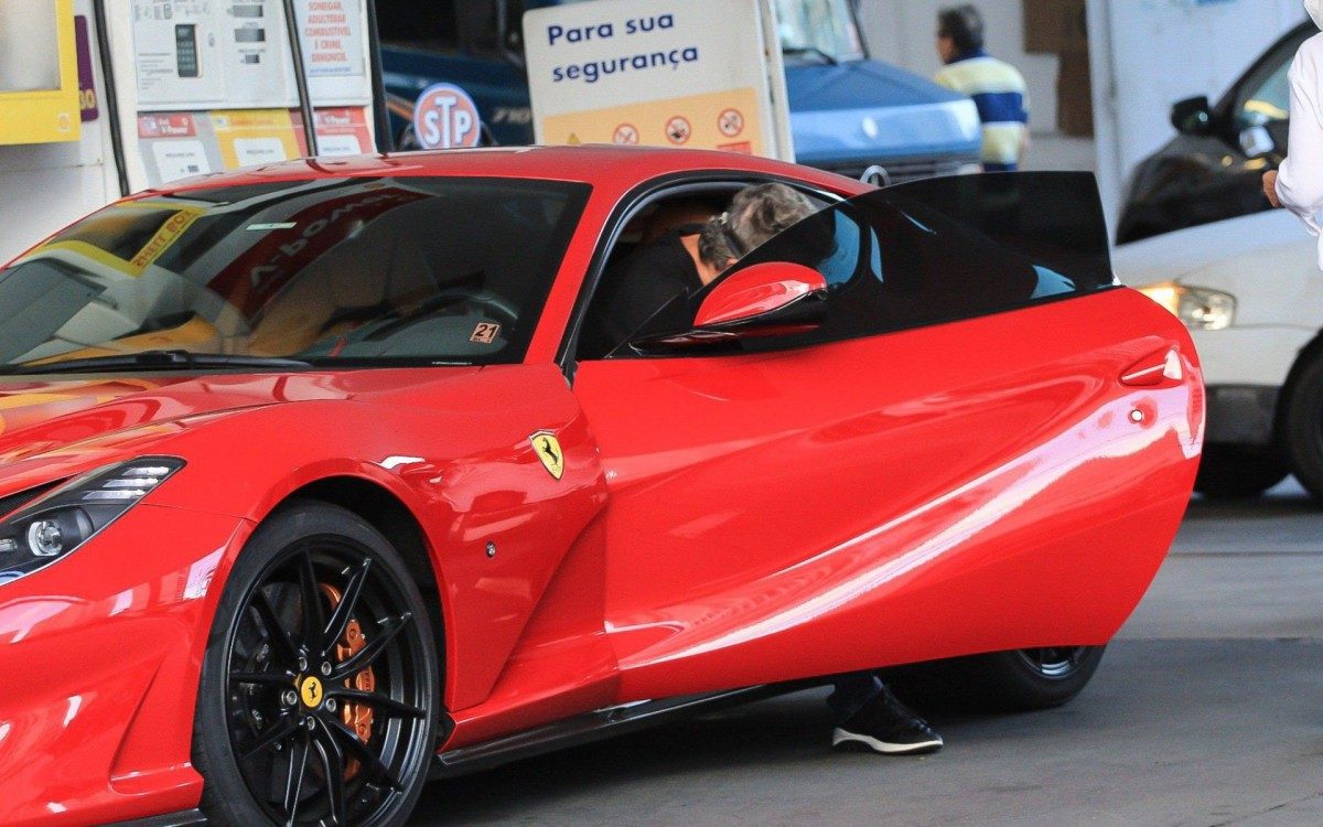 Boninho chama a aten&ccedil;&atilde;o em posto de gasolina com sua Ferrari