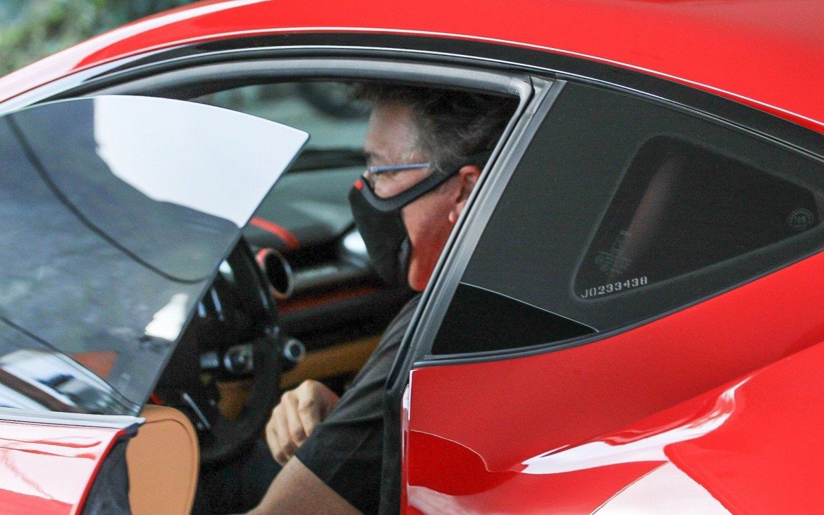 Boninho chama a aten&ccedil;&atilde;o em posto de gasolina com sua Ferrari