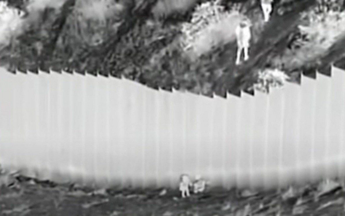 Homem joga duas meninas do muro que divide Estados Unidos e M&eacute;xico