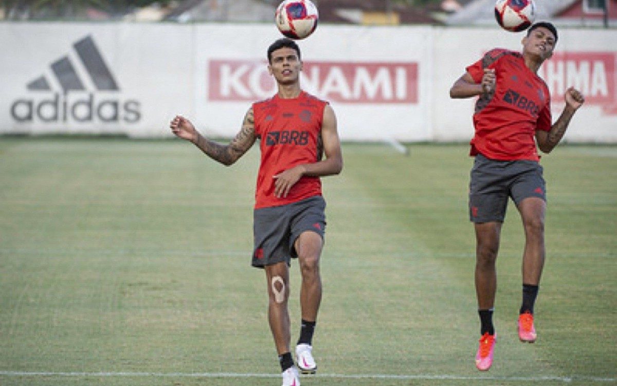O volante Richard Rios, &agrave; esquerda, sofreu trauma no treino desta quinta-feira