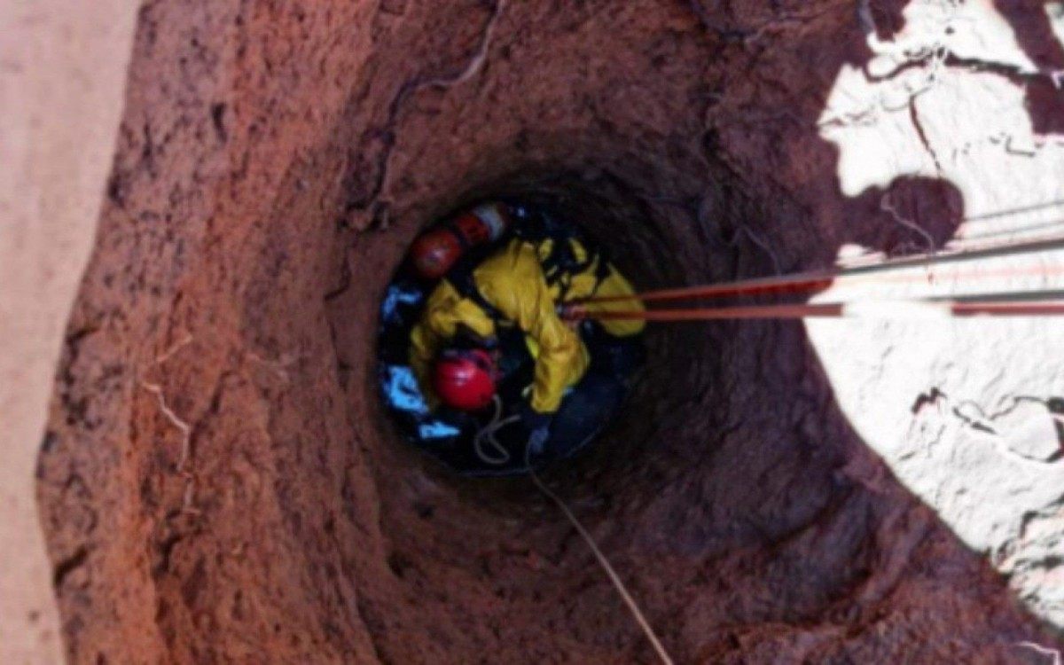 Bombeiros desceram em seguran&ccedil;a dentro da cisterna e removeram a jovem do local