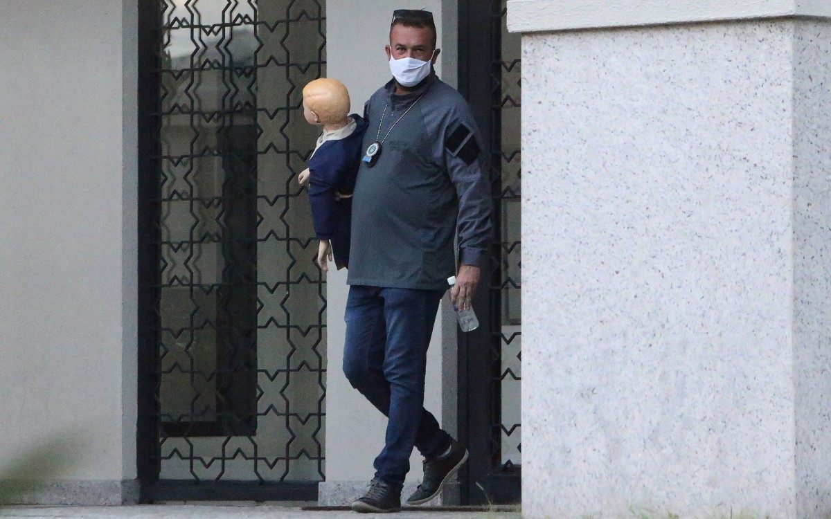 Nesta quinta-feira (1) a pol&iacute;cia civil fez a  reconstitui&ccedil;&atilde;o da morte do menino Henry Borel no condom&iacute;nio Majestic, na Barra da Tijuca onde ele vivia. A per&iacute;cia utilizou um boneco, que tinha as mesmas caracter&iacute;sticas de Henry, para representar o  menino.