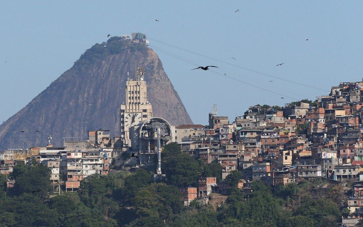 O P&atilde;o de A&ccedil;&uacute;car a Central do Brasil e o Morro da Provid&ecirc;ncia. 