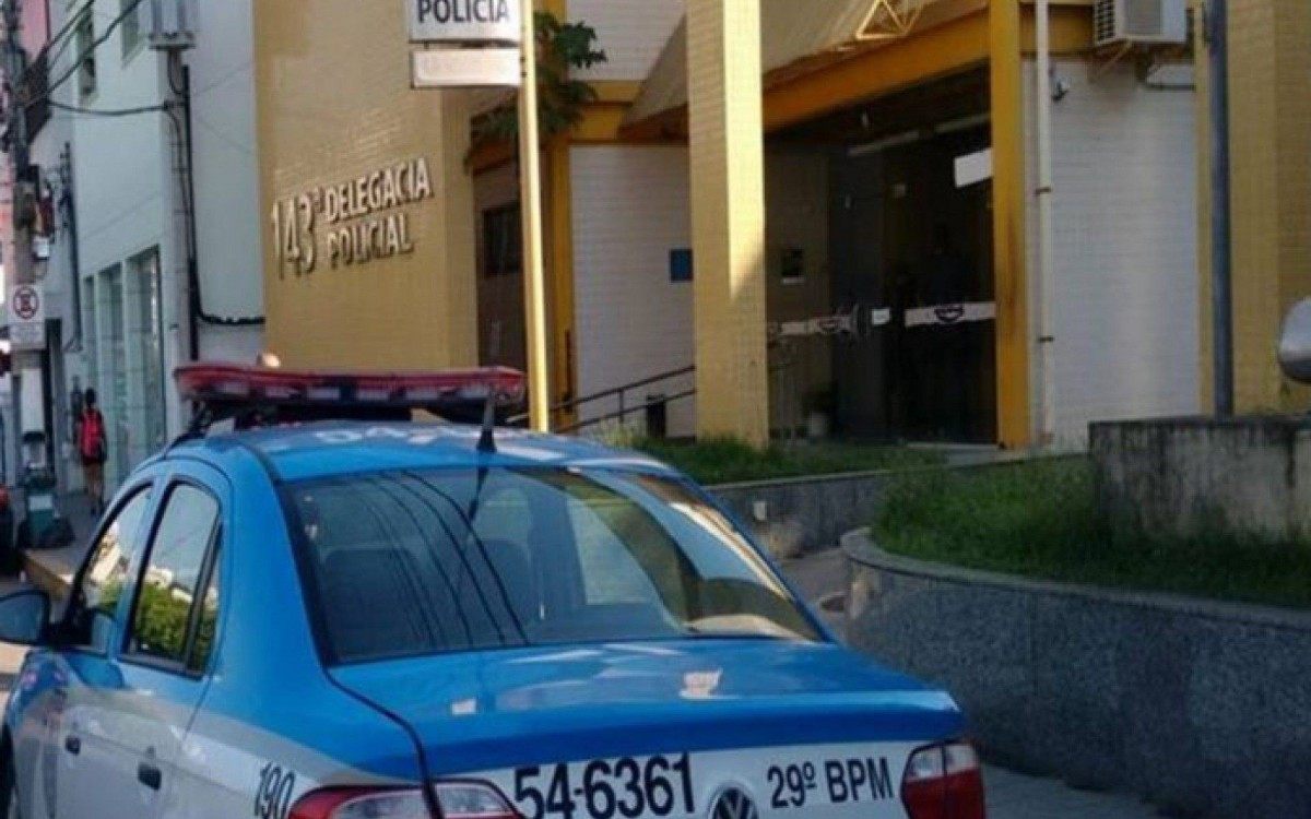 Homem engana frentista, recebe dinheiro indevido e acaba preso por estelionato.