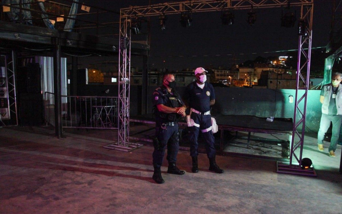 Os estabelecimentos que forem flagrados descumprindo as medidas restritivas poder&atilde;o ser multados em R$ 8.650,32, de acordo com a lei que prev&ecirc; san&ccedil;&otilde;es a quem descumprir normas legais federais, estaduais e municipais, destinadas &agrave; promo&ccedil;&atilde;o, preven&ccedil;&atilde;o e prote&ccedil;&atilde;o &agrave; sa&uacute;de