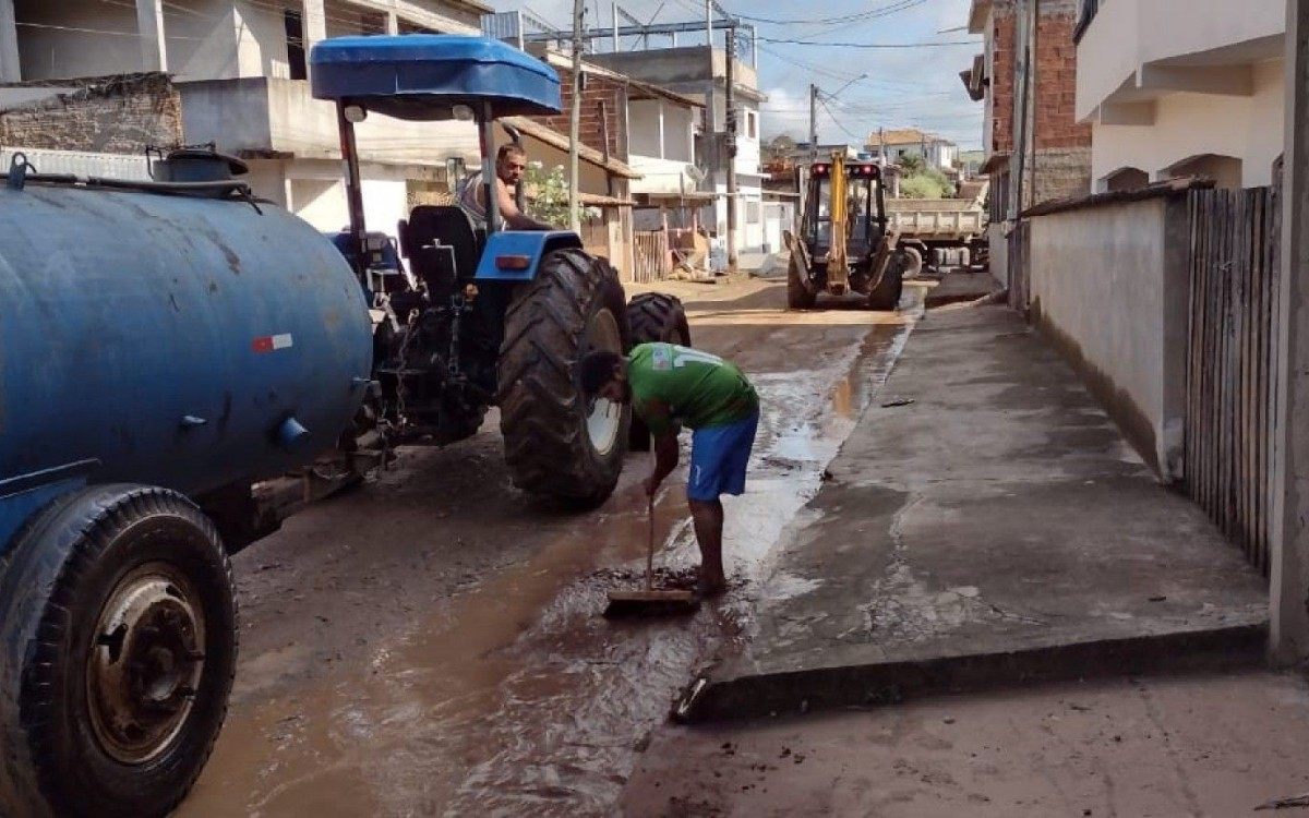 Prefeitura iniciou nesta manhã a limpeza das ruas que foram mais afetadas pelas fortes chuvas.
