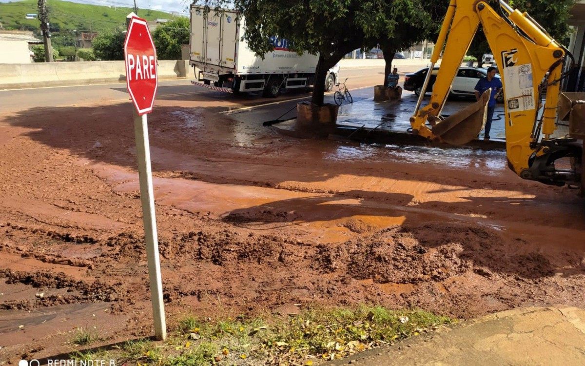 Prefeitura iniciou nesta manhã a limpeza das ruas que foram mais afetadas pelas fortes chuvas.