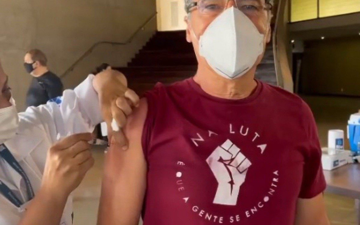 Paulo Betti toma a vacina contra a Covid-19