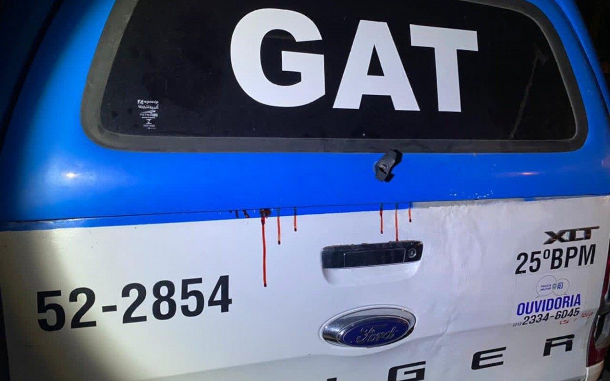 Suspeitos baleados foram socorridos em viatura da PM