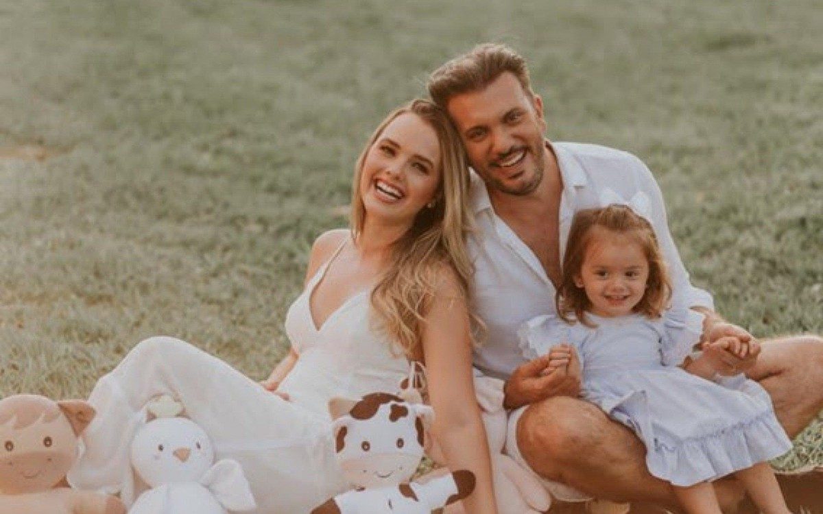 Thaeme e o marido, Fábio Elias, com a filha, Liz - Carlos Azevedo/ Divulgação