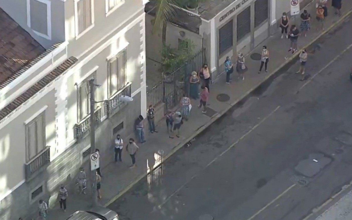 Fila dobrava o quarteir&atilde;o no Catete