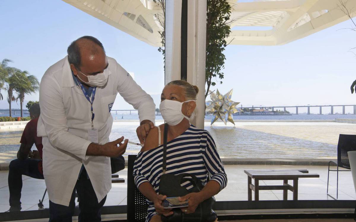 Geral - Vacina&ccedil;ao contra a Covid-19, na manha de hoje, no Museu do Amanha, zona portuaria do Rio. Carla Damasceno recebeu a primeira dose da vacina