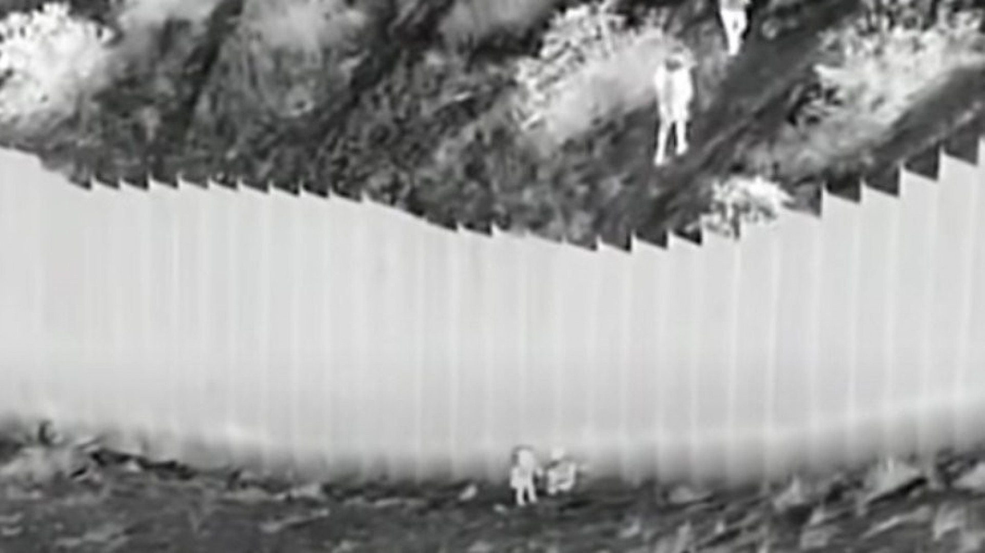 Vídeo mostra crianças sendo jogadas de muro de 4 metros na fronteira dos Estados Unidos