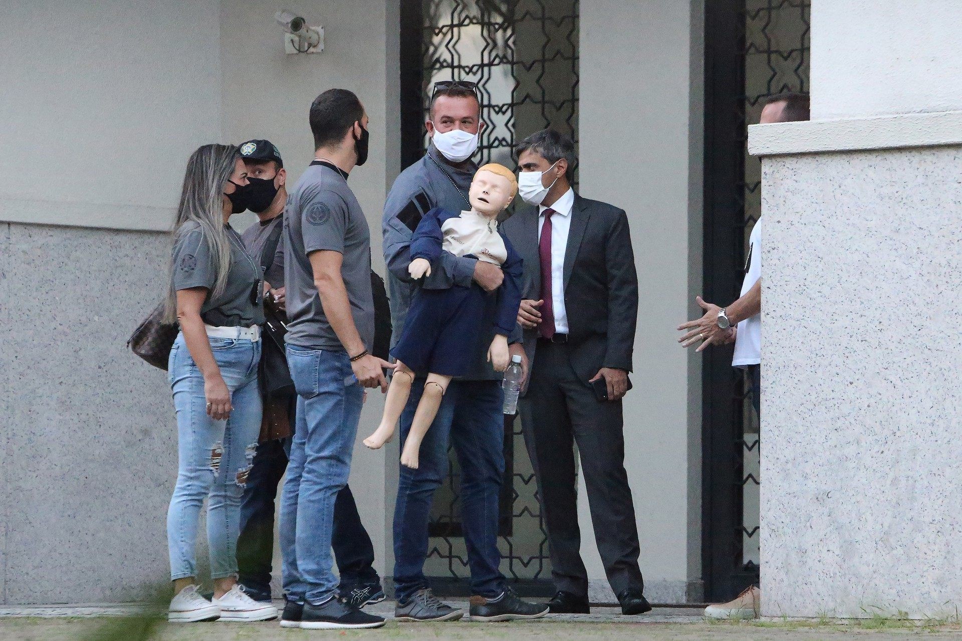 Usando um boneco, policiais e peritos fizeram a reconstituição da morte do menino Henry Borel  - Daniel Castelo Branco