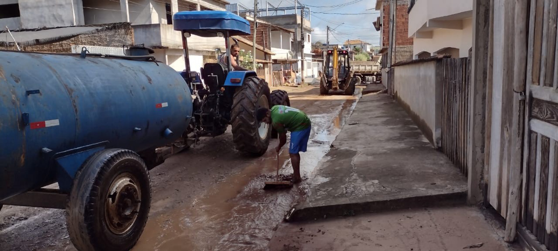 Prefeitura iniciou nesta manhã a limpeza das ruas que foram mais afetadas pelas fortes chuvas. - Foto: Divulgação/PMI