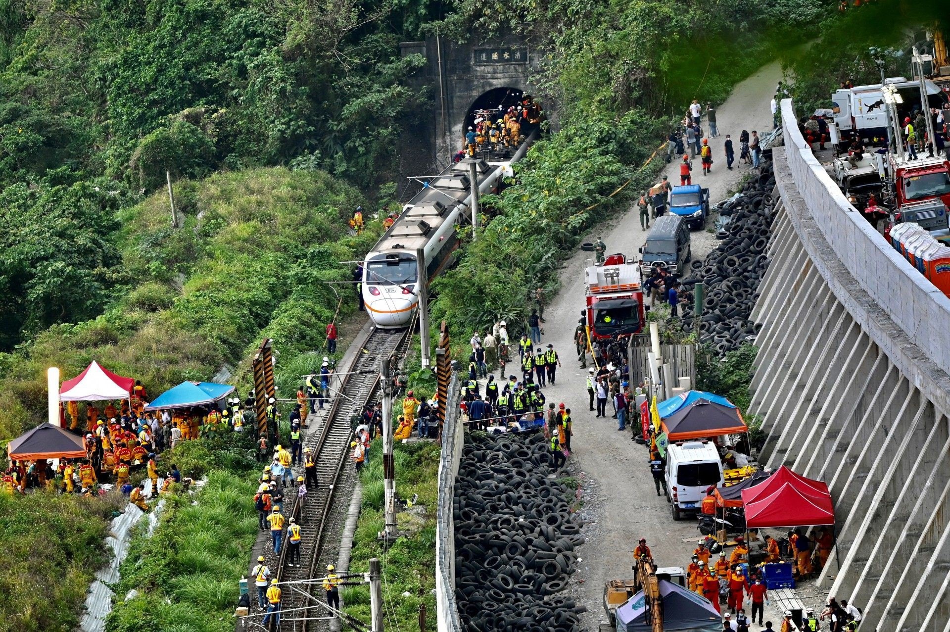 Trem se chocou com um veículo que estava na via férrea e descarrilou em um túnel no leste de Taiwan - AFP