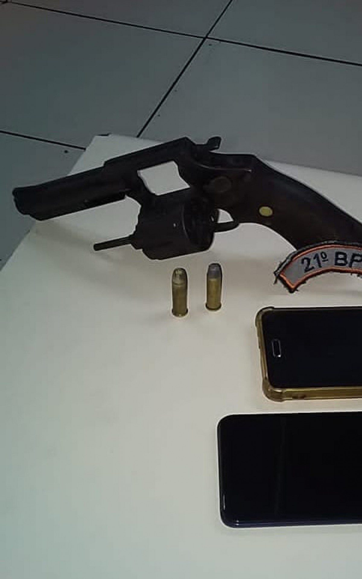 Com um dos acusados, a PM encontrou um rev&oacute;lver Cal. 38 com duas muni&ccedil;&otilde;es intactas e dois aparelhos celulares 