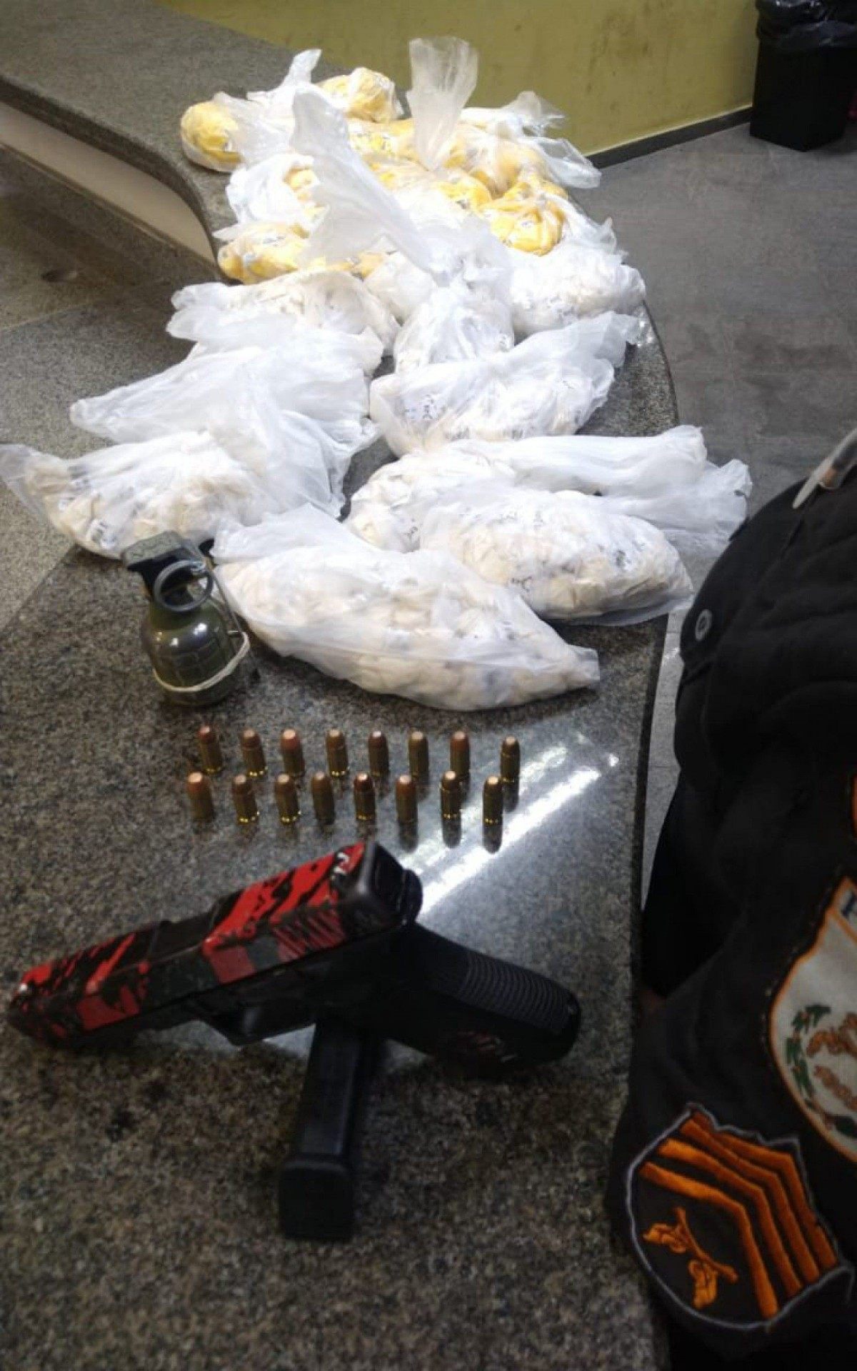 Drogas e armas apreendidas pela PM