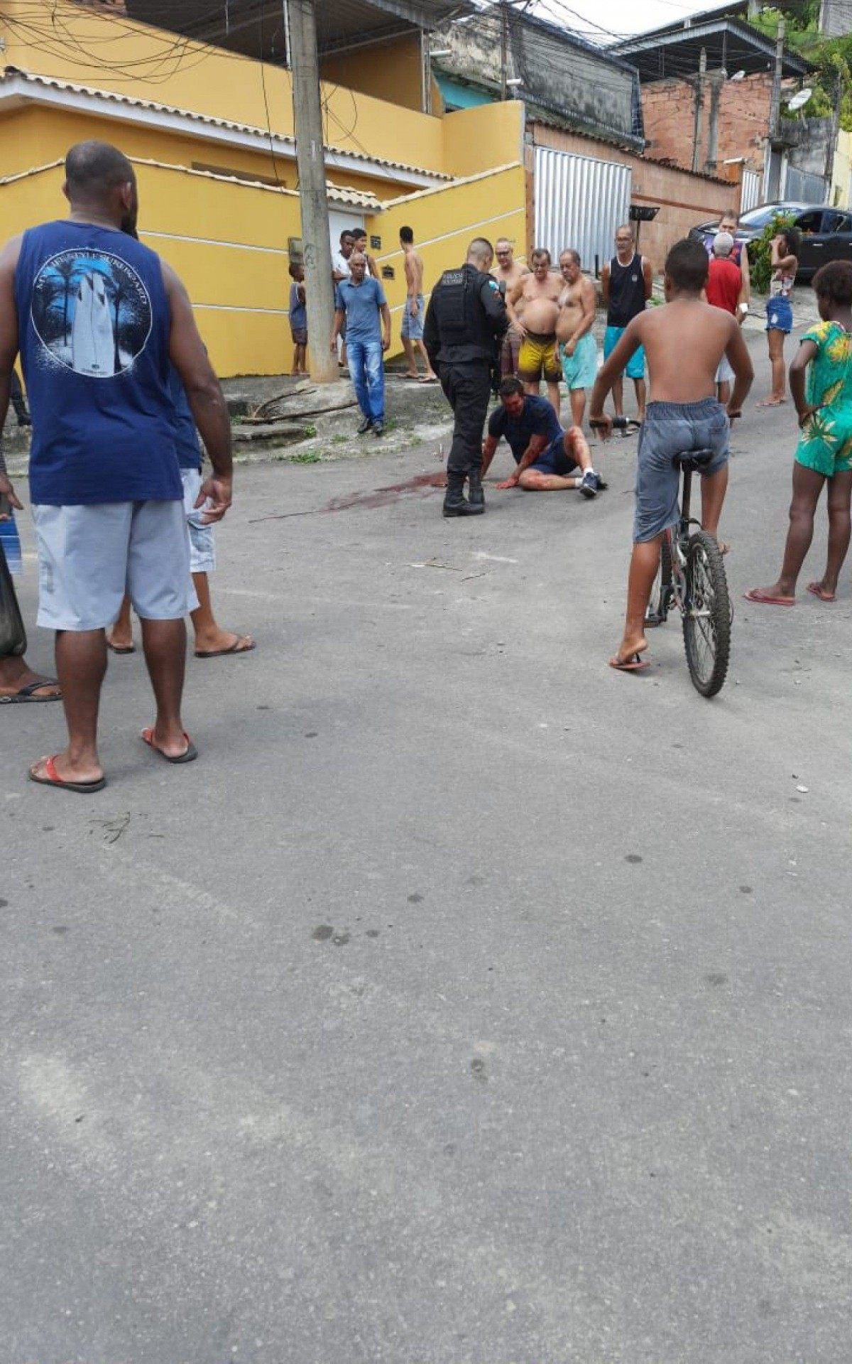 Em fotos, &eacute; poss&iacute;vel ver a presen&ccedil;a da PM no local, ap&oacute;s o linchamento.