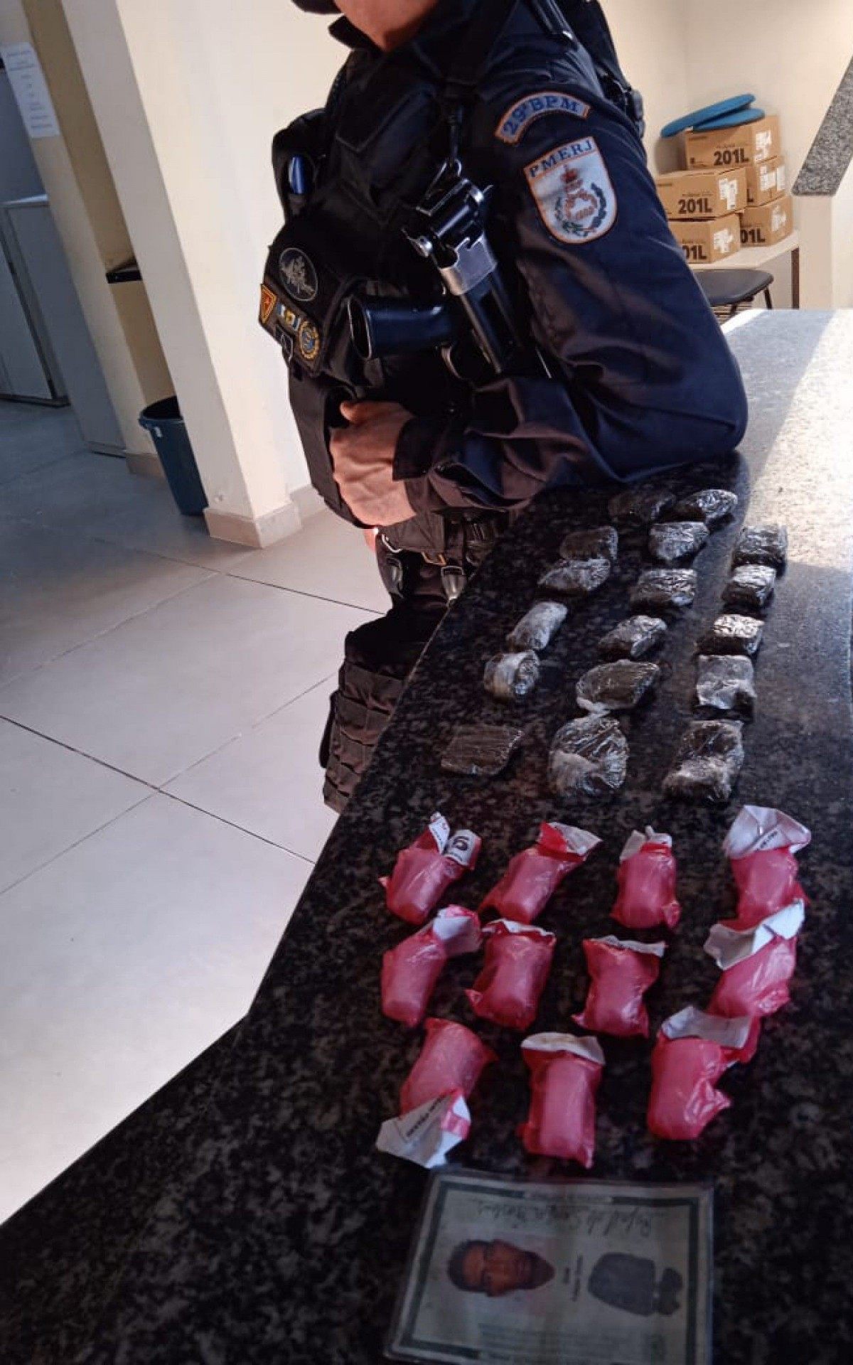 Bom Jesus do Itabapoana: sacola com drogas &eacute; apreendida durante a&ccedil;&atilde;o do 29&deg; BPM.