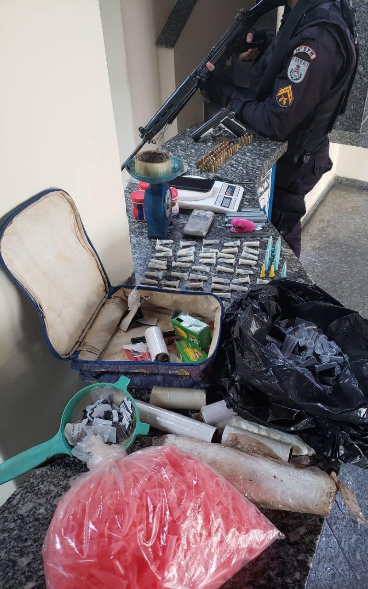 Santo Ant&ocirc;nio de P&aacute;dua: Suposto seguran&ccedil;a do tr&aacute;fico &eacute; preso com arma, muni&ccedil;&otilde;es e drogas.