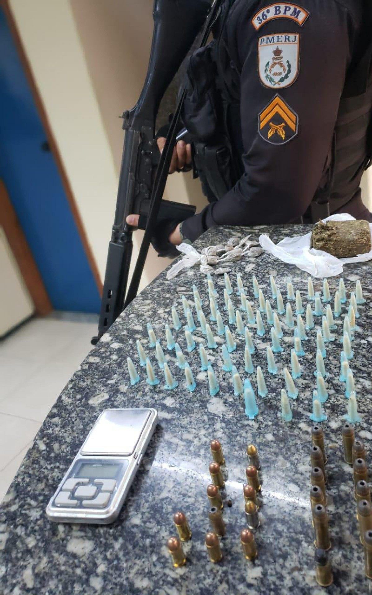 Santo Ant&ocirc;nio de P&aacute;dua: drogas e muni&ccedil;&otilde;es s&atilde;o encontradas perto de &aacute;rvore durante a&ccedil;&atilde;o do 36&deg; BPM.