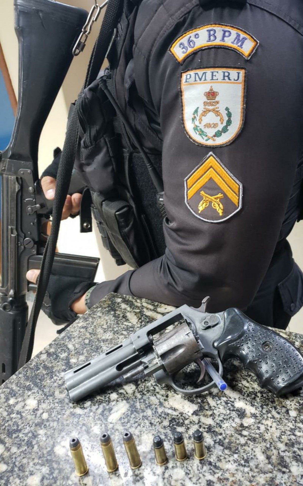 Santo Ant&ocirc;nio de P&aacute;dua: Dupla &eacute; presa com drogas e arma durante a&ccedil;&atilde;o do 36&deg; BPM.