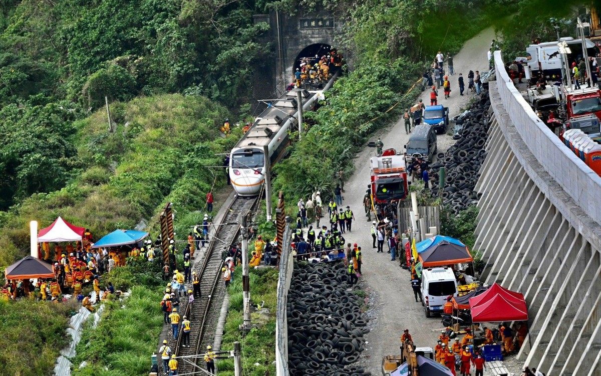 Trem se chocou com um ve&iacute;culo que estava na via f&eacute;rrea e descarrilou em um t&uacute;nel no leste de Taiwan